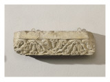Frise avec rinceaux et grappes (provient de l'ancienne cathédrale de Cambrai)