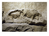 Bloc sculpté : bovidé et sanglier