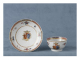 Tasse hémisphérique armoriée et soucoupe
