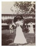 La baronne H de Rothschild devant le haras de Meautry