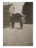 Claude Monet et un autre personnage marchant dans une allée de Giverny