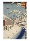 Personnage marchand sous la neige