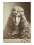 Cléo de Mérode  cheveux dénoués et diadème