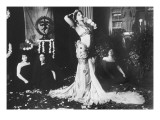 Mata Hari exécutant des danses  brahmaniques dans la bibliothèque du Musée Guimet de Paris
