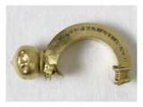 Fibule cruciforme fragmentaire Sur l'arc  inscription au nom de l'empereur Constantin