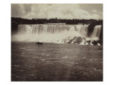 Les chutes du Niagara  au fond vue de la ville