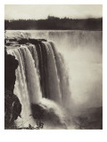 Les chutes du Niagara  au fond  vue de la ville