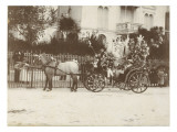 Mme Paul Piccioni et Mlle Salles lors du combat de fleurs à Nice dans une statue à cheval