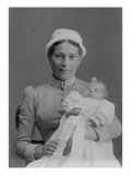 Portrait de femme avec un bébé dans les bras