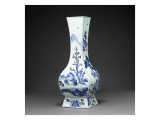 Vase quadrilatéral à décor de personnages et de paysage