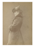Portrait de l'actrice Ellen André  debout de profil  à mi-corps