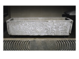 Sarcophage : chrisme flanqué de l'alpha et de l'oméga dans un décor de rinceaux de vigne