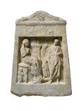 Stèle à fronton : scène d'adieux : homme  femme et enfant