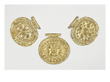 vue groupée de trois pendentifs : éléments de collier () à motifs géométriques