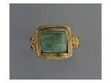 Bague à chaton pyramidal ajouré filigrané surmonté d'une pierre verte monté