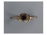 Bague en argent doré à chaton circulaire incrusté d'un grenat