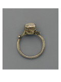 Bague à chaton pyramidal incrusté d'une pierre transparente  jonc lisse (tombe n° 42)