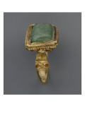 Bague à chaton pyramidal ajouré filigrané surmonté d'une pierre verte monté