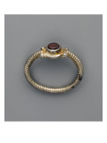 Bague en argent doré à chaton circulaire incrusté d'un grenat