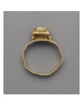 Bague à chaton pyramidal à incrustation manquante