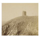 Tour sur un rocher  au bord de la mer