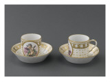 Deux tasses et soucoupes à café décorées d'angelots et de trophées musicaux