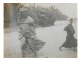 Voyage en Algérie : femme et petite fille dans une rue de Biskra