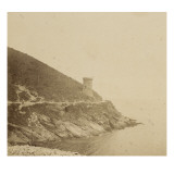 Tour sur un rocher  au bord de la mer