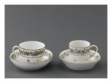 Deux tasses et soucoupes à café décorées de guirlandes de fleurs en grisaille