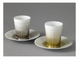Deux gobelets à café et leur soucoupe