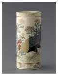 Vase rouleau : décor polychrome et or sur fond jaune pâle