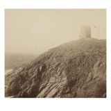 Tour sur un rocher  au bord de la mer