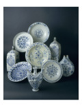 Assiettes à décor floral ; Plats à décor floral ; Bouteille aux armes de Philippe II d'Espagne ;