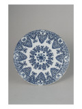 Assiette (bord) ; décor de broderies rayonnantes à large motifs de lambrequins convergeant vers