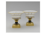 Deux corbeilles sur pied  bandeau de fleurs polychromes