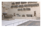 Cour du Sphinx: vue sur la frise de magnésie du Méandre du temple d'Artémis Leucophryène et les