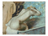 Femme assise sur le rebord d' une baignoire et s'épongeant le cou