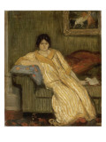 Femme assise dans un canapé