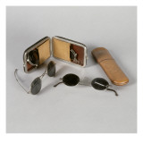 Etui rigide à fermoir métallique contenant deux paires de lorgnons pliants Etui en cuir blond
