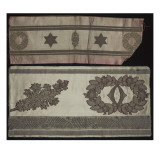 Deux bordures (pour tenture et pour siège) en brocart fond satin ponceau à anneaux et feuilles de