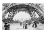 Sous la Tour Eiffel