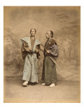 Deux hommes en costume traditionnel  samouraï