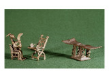 Poids à peser l'or figuratif représentant un chef sur son trône  un siège de chef et un tabouret