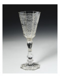 Verre sur pied  gravé de paniers de fleurs  rinceaux et coquilles; jambe à 
