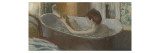 Femme dans son bain s'épongeant la jambe