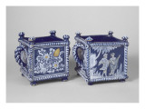Paire de jardinières; motifs peints au blanc fixe et ocre sur fond bleu (bianco sopra azzuro 