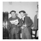Deux hommes chantant