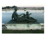 Vue du parc : parterre d'eau  bassin (du midi) sud  margelle Sud : nymphe allongée à qui un amour