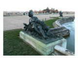 Vue du parc  parterre d'eau  bassin nord  margelle est : la Dordogne