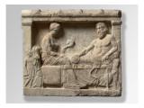 Stèle votive : stèle en naïskos à antéfixes avec banquet héroïque et dédicace en grec